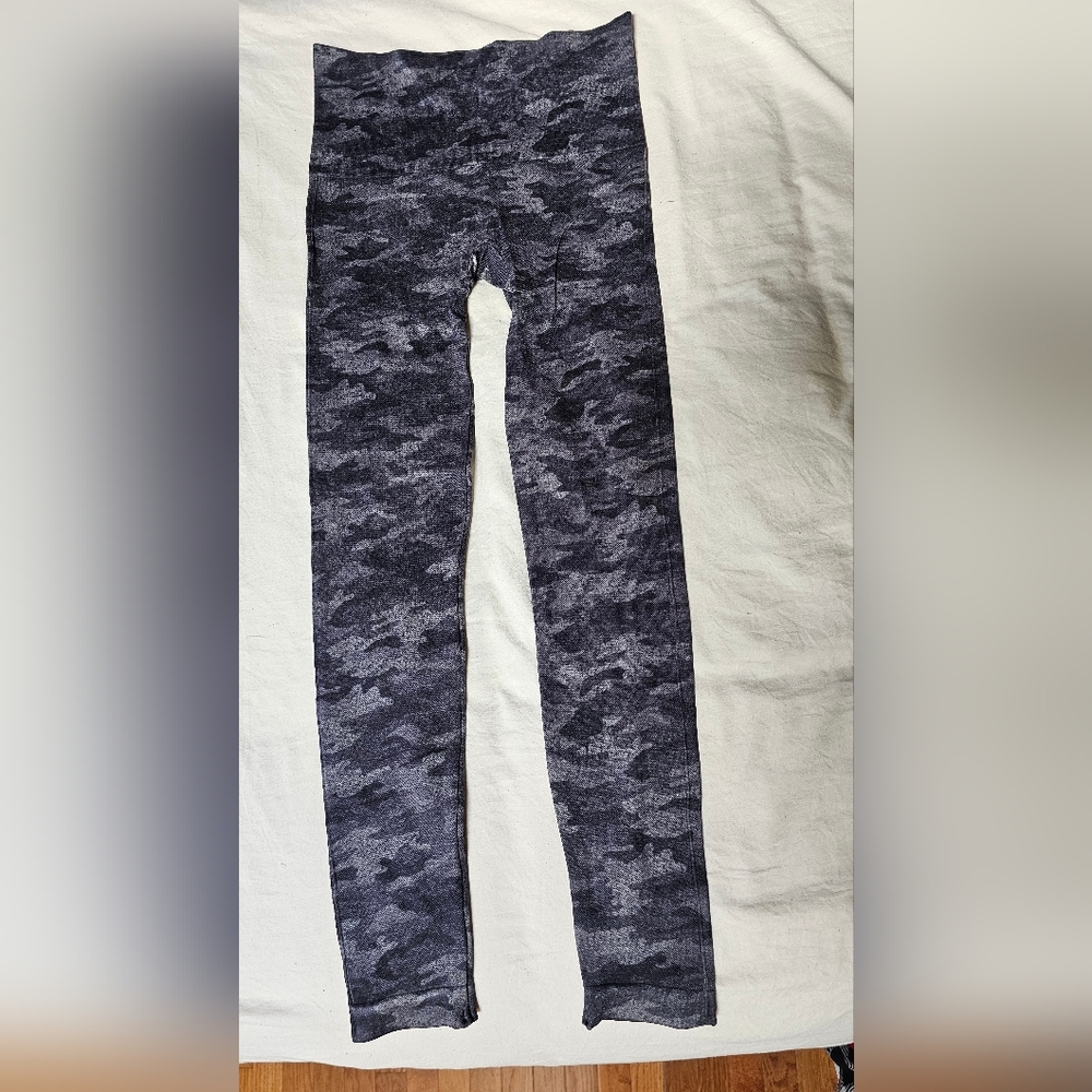 Brand new never worn Grey Camo spanx leggings size M
